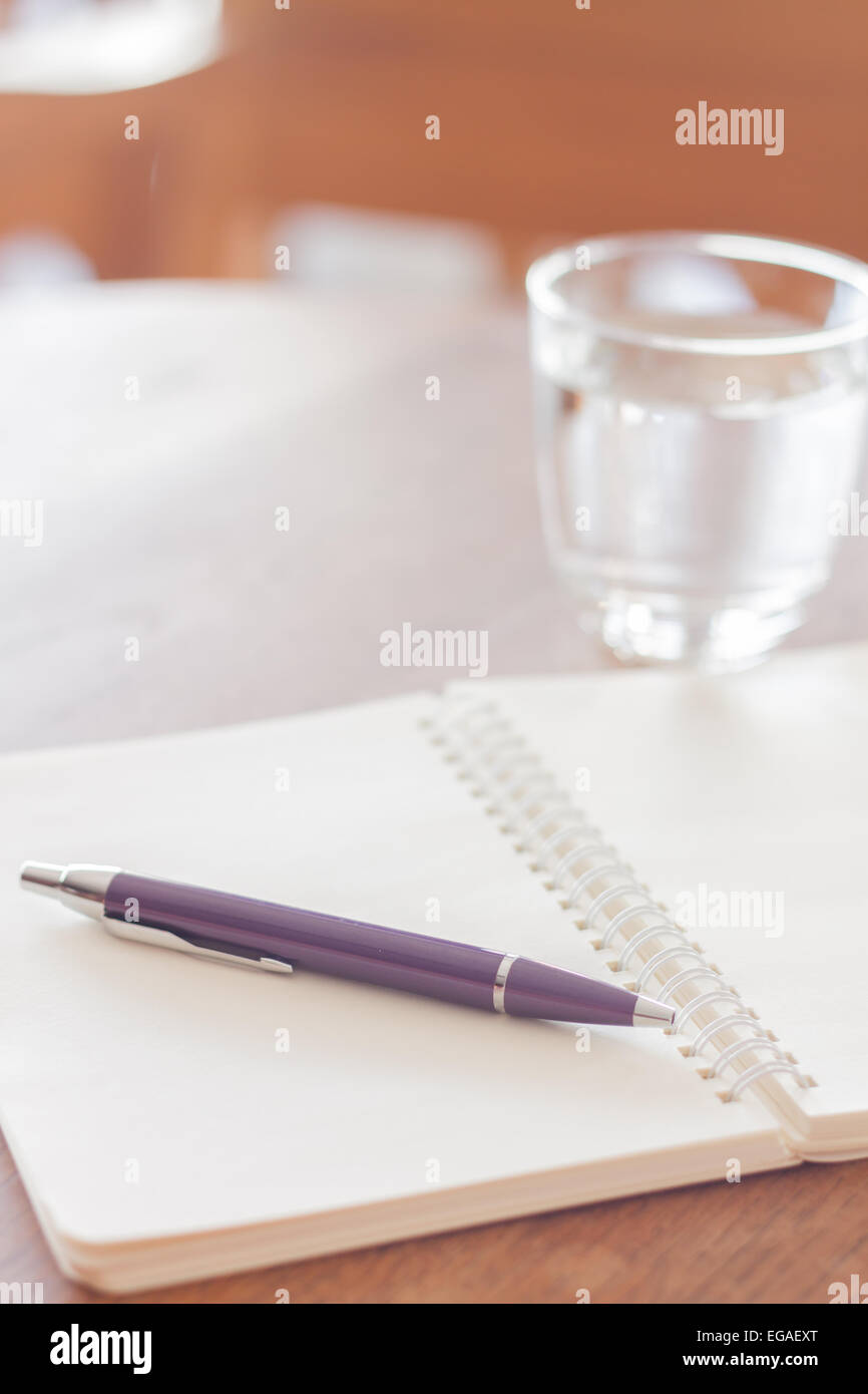 Penna e vuoto per notebook a spirale sul tavolo di legno, stock photo Foto Stock