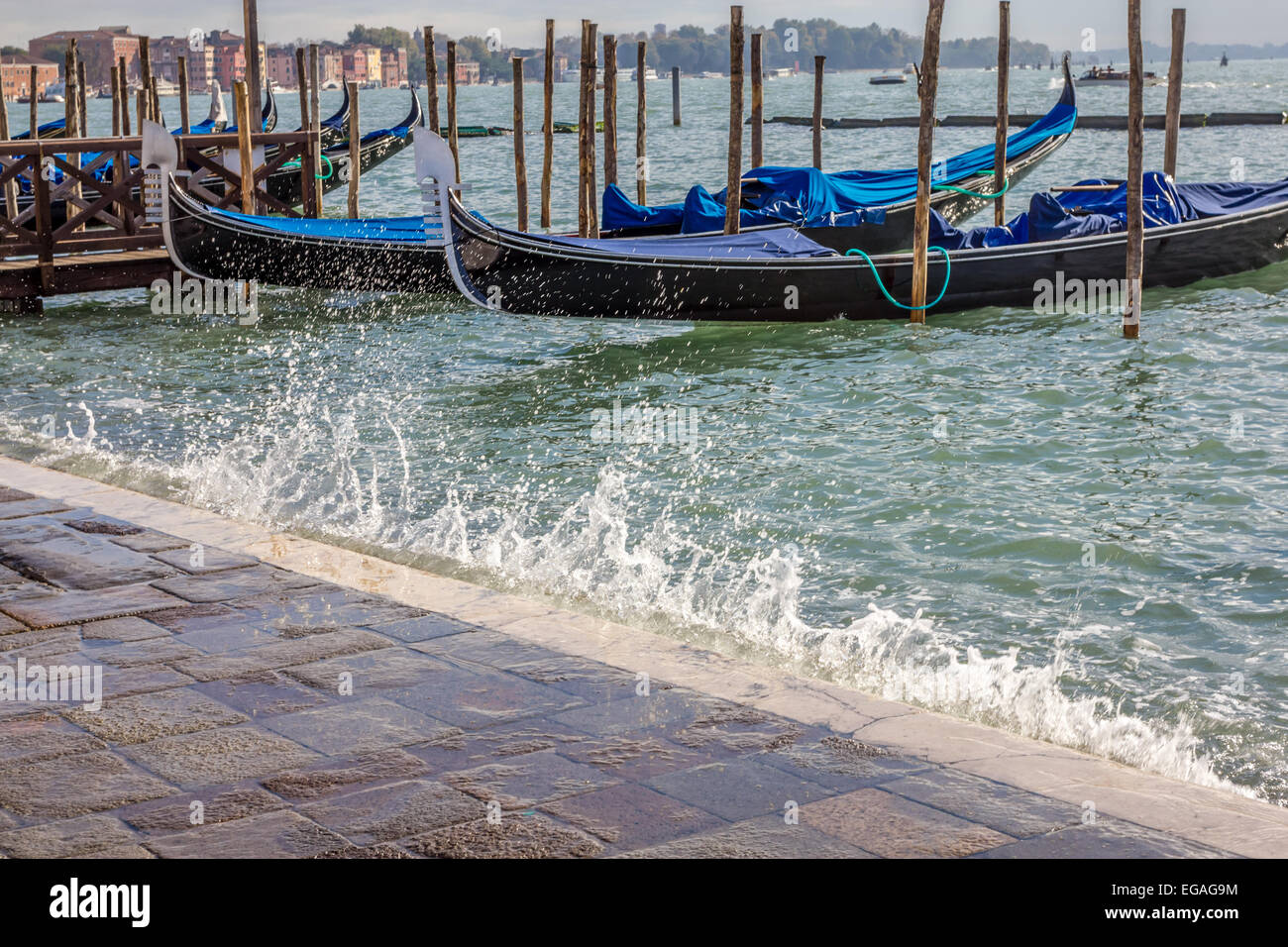 Brutto tempo ad alta marea in Piazza San Marco a Venezia. Foto Stock