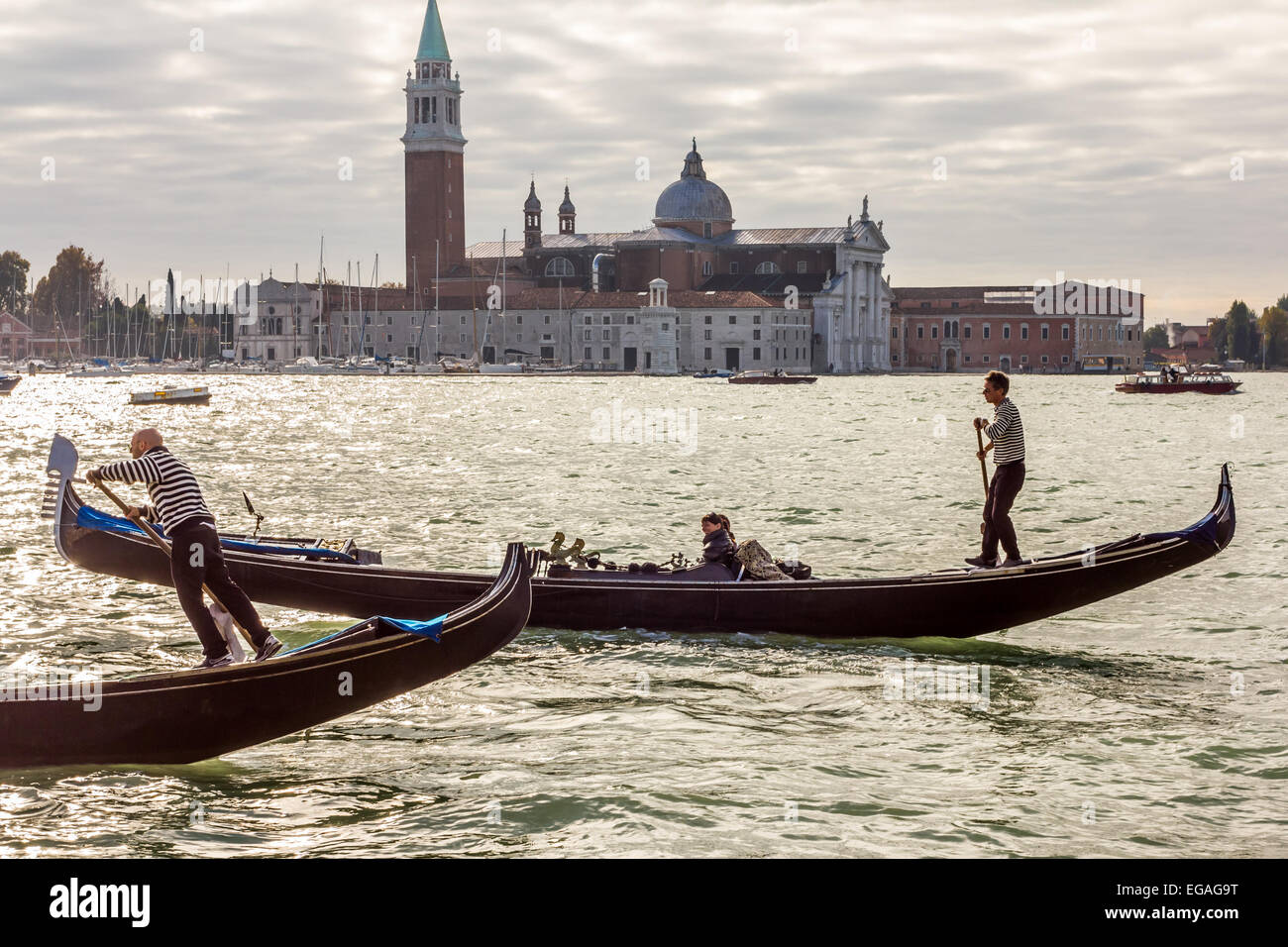 Gondolieri turisti fila di fronte a Piazza San Marco, Venezia Foto Stock