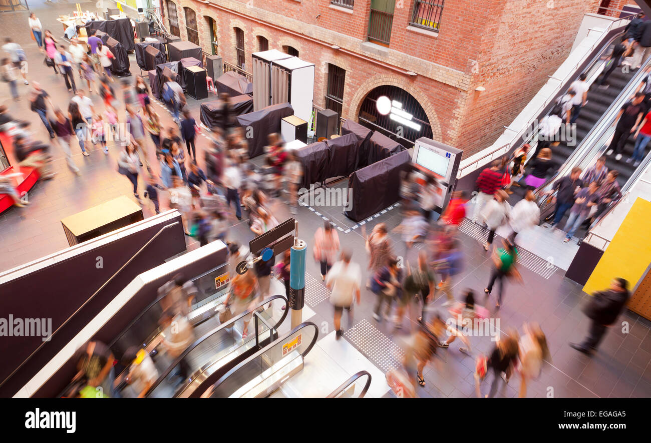 Persone in un centro commerciale per lo shopping Foto Stock