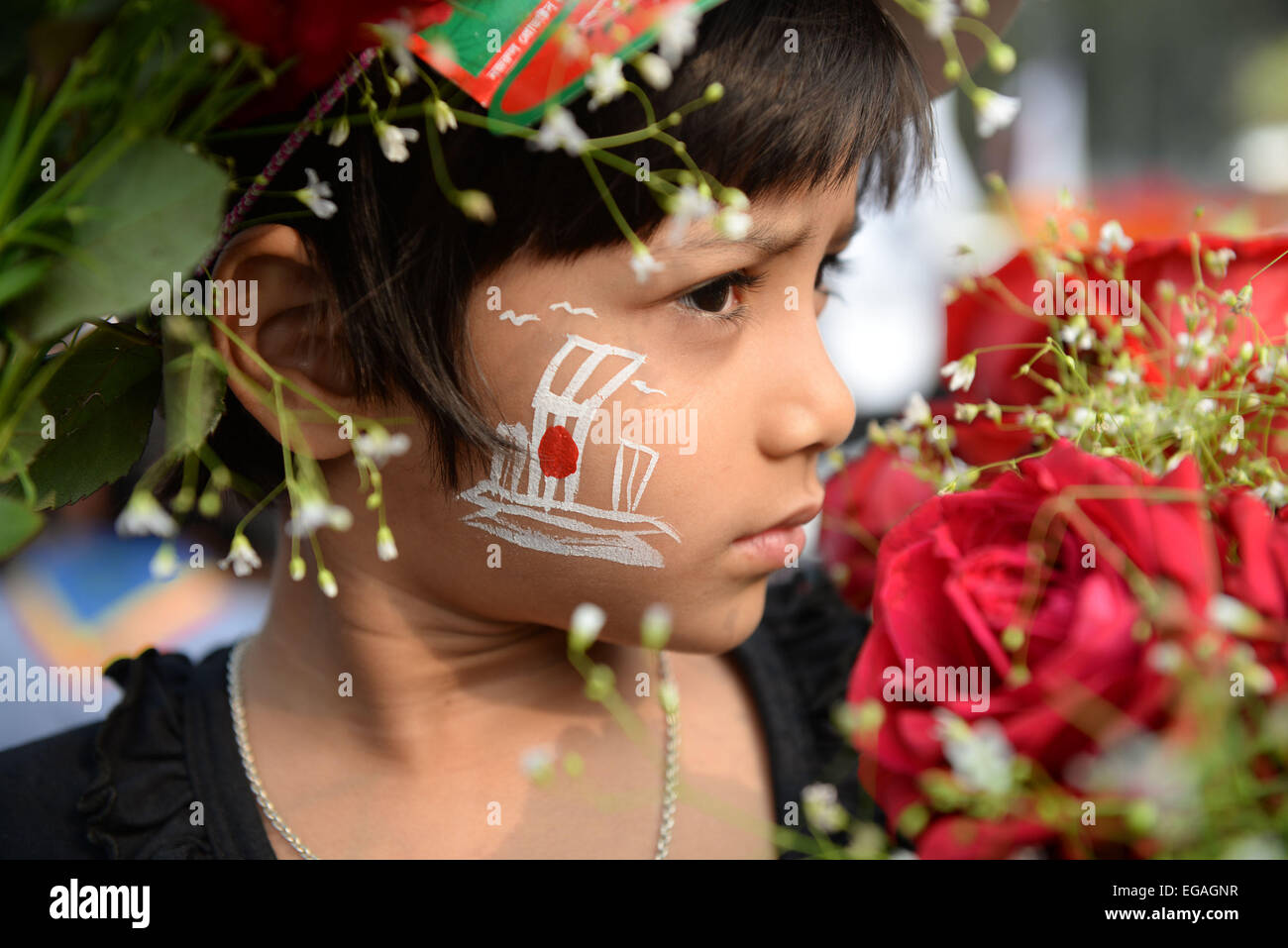 Dacca in Bangladesh. Il 21 febbraio, 2015. Un bambino tiene i fiori per contrassegnare la madre internazionale Giornata della lingua nella parte anteriore della lingua dei martiri monumento commemorativo a Dhaka, nel Bangladesh, Feb 21, 2015. La gente paga omaggio ogni anno per il movimento della lingua dei martiri che hanno sacrificato la loro vita per stabilire Bangla come una lingua dello stato di poi in Pakistan nel 1952. Organizzazione delle Nazioni Unite per l'Educazione, Organizzazione Scientifica e Culturale dichiarata Feb. 21 internazionale di lingua madre giorno su nov. 17, 1999 Per onorare il sacrificio supremo del linguaggio dei martiri. © Shariful Islam/Xinhua/Alamy Live News Foto Stock