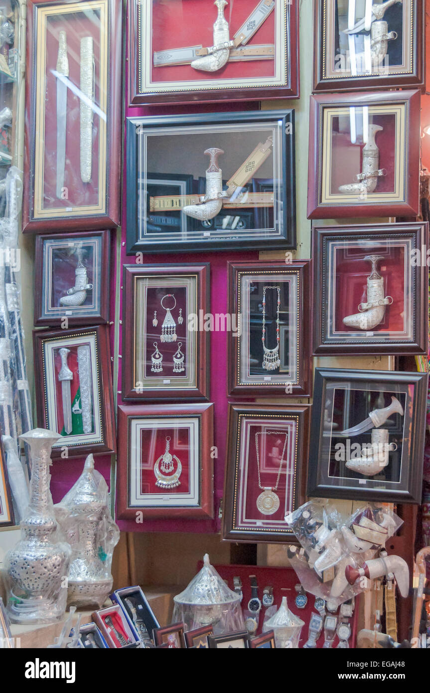 Khanjar (pugnali) nei quadri venduti come souvenir in Mutrah Souk, in Mutrah, Muscat Oman, Medio Oriente Foto Stock