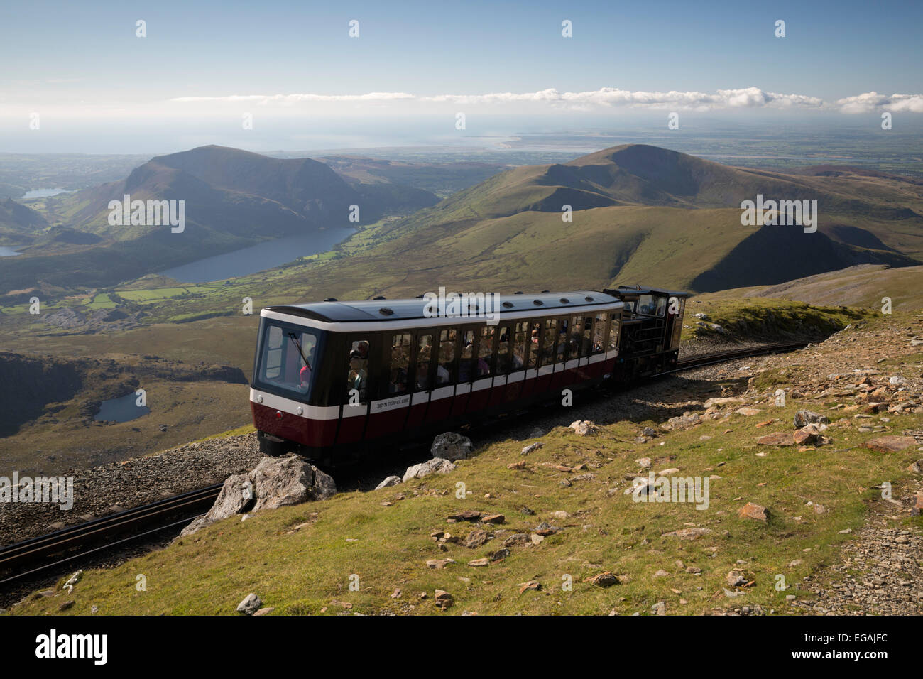 Snowdon Mountain convoglio ferroviario al vertice di Snowdon, vicino a Llanberis, Parco Nazionale di Snowdonia, Gwynedd, Galles; Regno Unito, UE Foto Stock