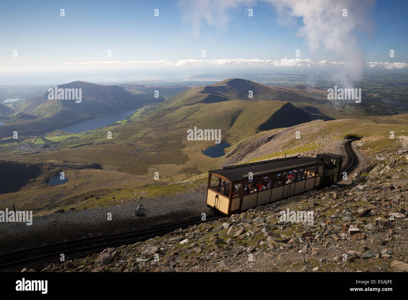 Snowdon Mountain convoglio ferroviario al vertice di Snowdon, vicino a Llanberis, Parco Nazionale di Snowdonia, Gwynedd, Galles; Regno Unito, UE Foto Stock