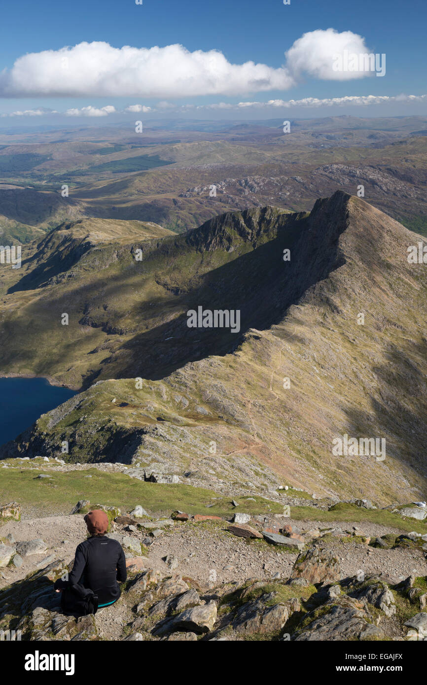 Vista dal vertice di Snowdon a Llyn Llydaw e Y Lliwedd ridge, Snowdon, Parco Nazionale di Snowdonia, Gwynedd, Wales, Regno Unito Foto Stock