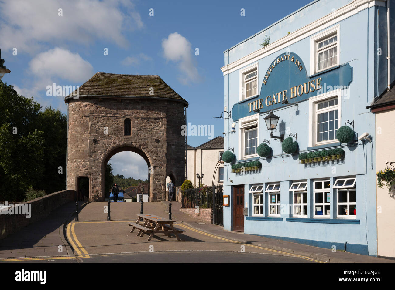 Monnow Bridge e alla porta con il Gate House pub, Monmouth, Monmouthshire, Wales, Regno Unito, Europa Foto Stock