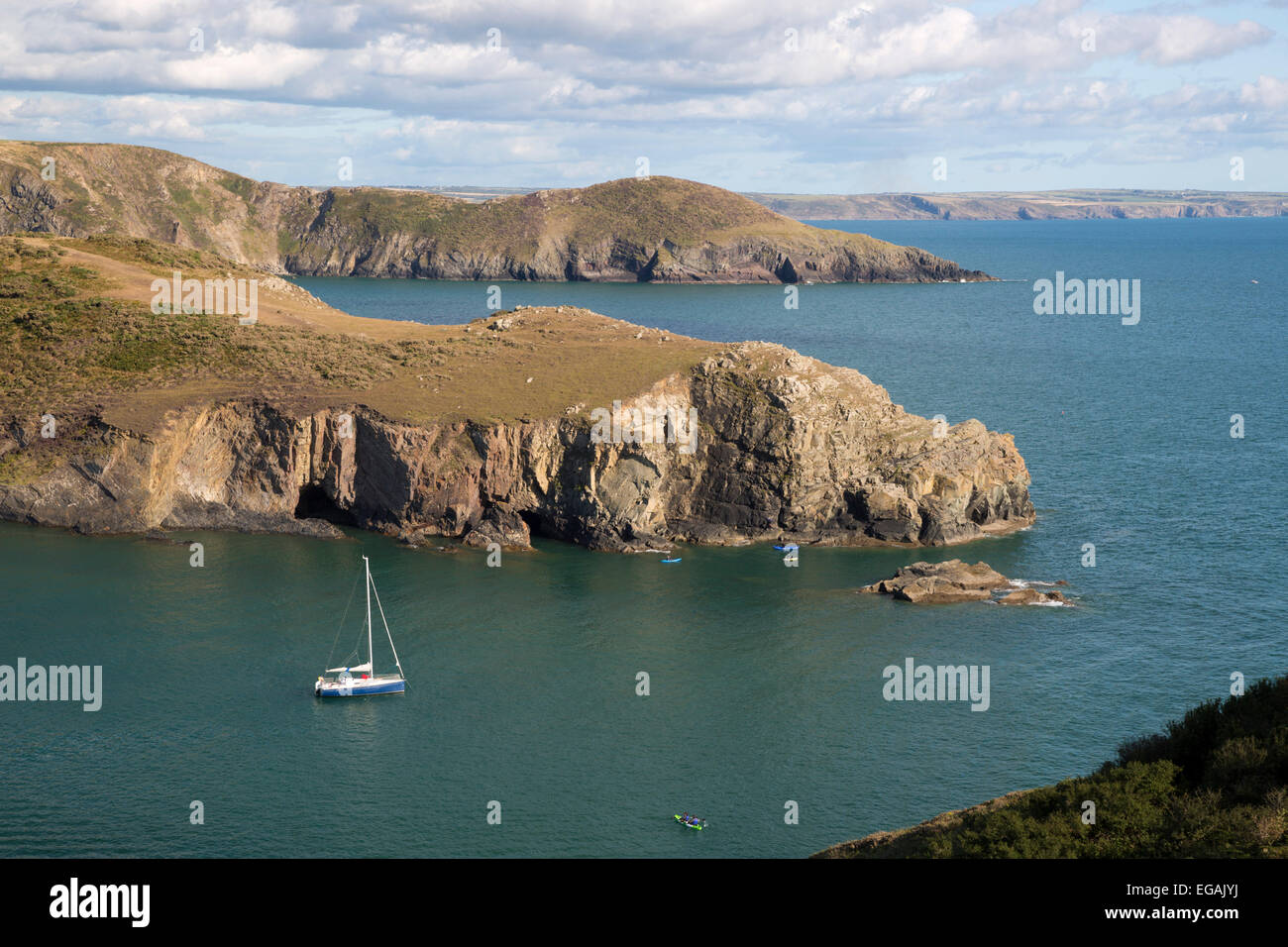 St sposa's Bay guardando verso sud, Solva, Pembrokeshire, Wales, Regno Unito, Europa Foto Stock