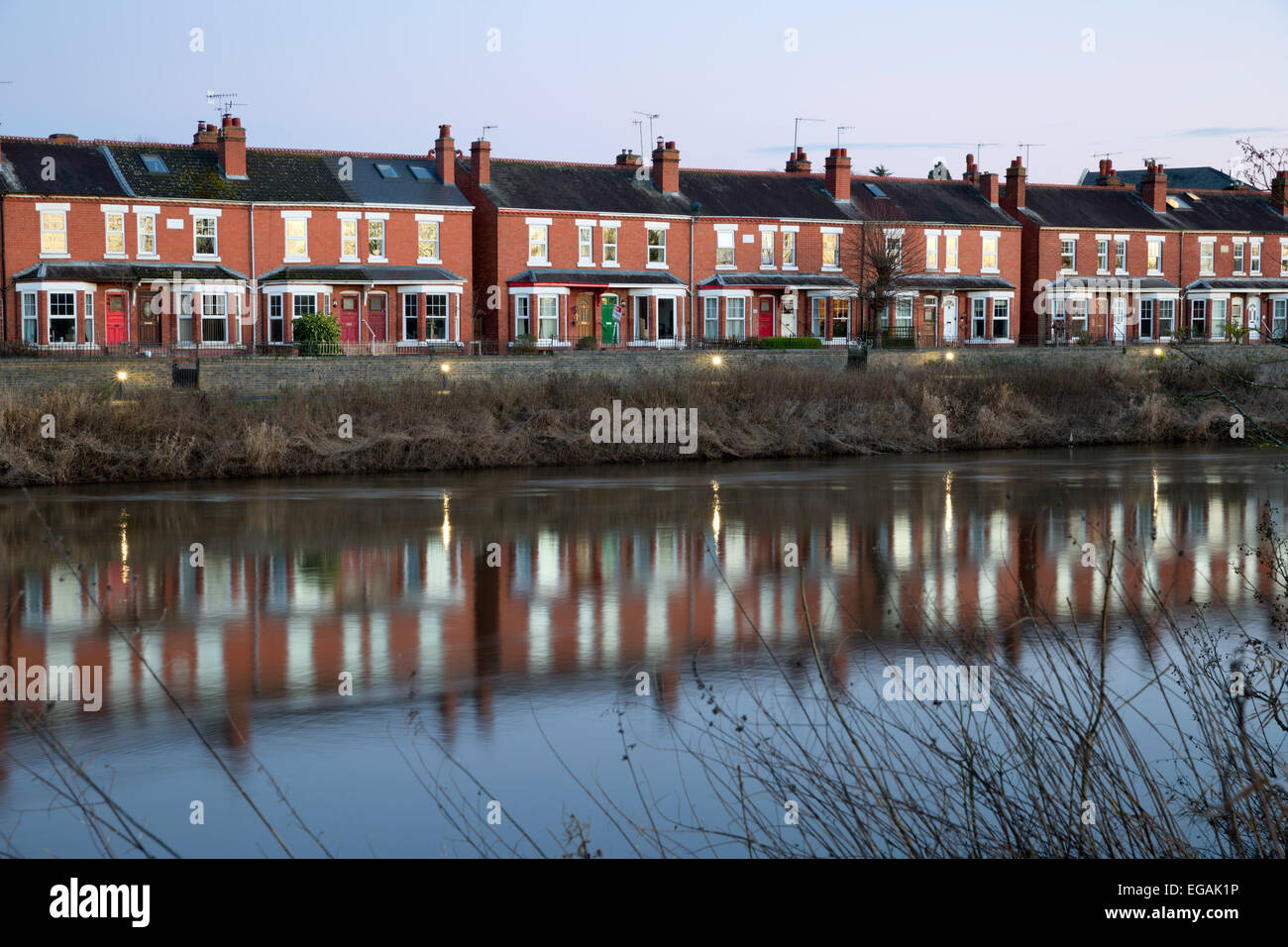 Case terrazza accanto al fiume Severn, Severn modo, Worcester, Worcestershire, England, Regno Unito, Europa Foto Stock