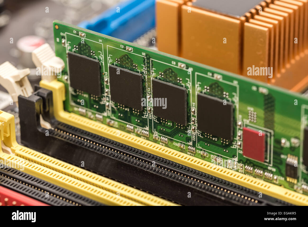 La memoria RAM installata sulla scheda madre del computer Foto stock - Alamy