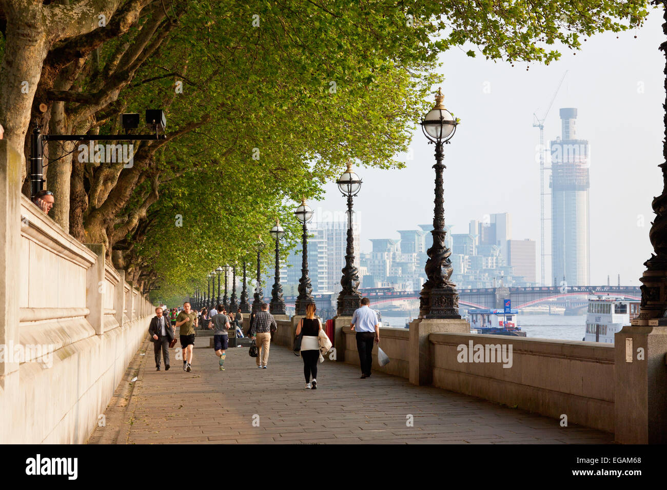 Gli escursionisti e gli amanti del jogging sul Albert Embankment a Londra Foto Stock