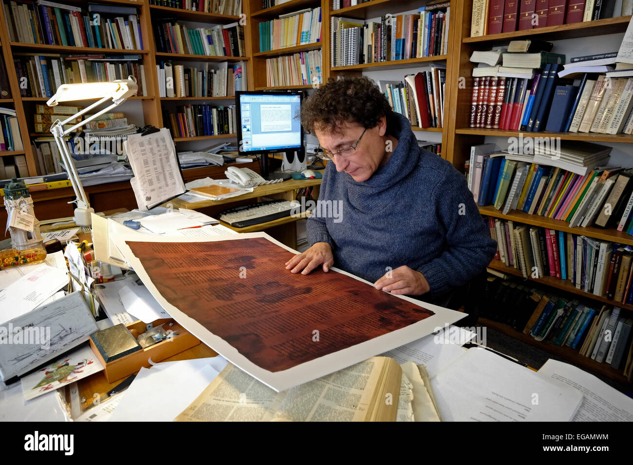 Dr. Adolfo Roitman Curatore dei rotoli del Mar Morto e Capo del Santuario  del Libro ispezionando una replica dei rotoli del Mar Morto nel suo ufficio  nel Museo d'Israele a Gerusalemme Ovest