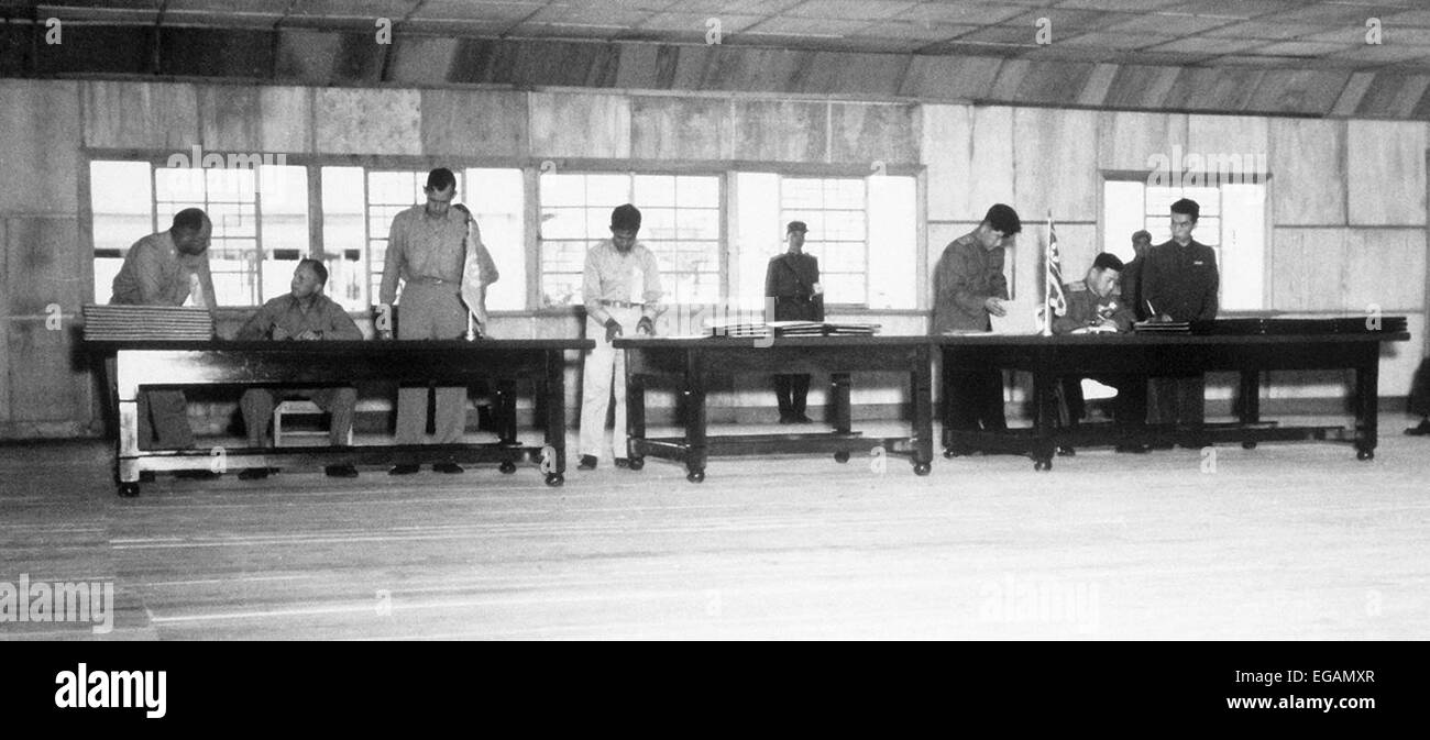 Guerra coreana armistizio firma 27 luglio 1953 a Panmunjon. A sinistra del delegato Onu Lieut.Gen William K Harrison e Coreano Esercito del popolo e del popolo cinese delegato volontari Gen.Nam II seduto alla destra. Foto US Navy Foto Stock