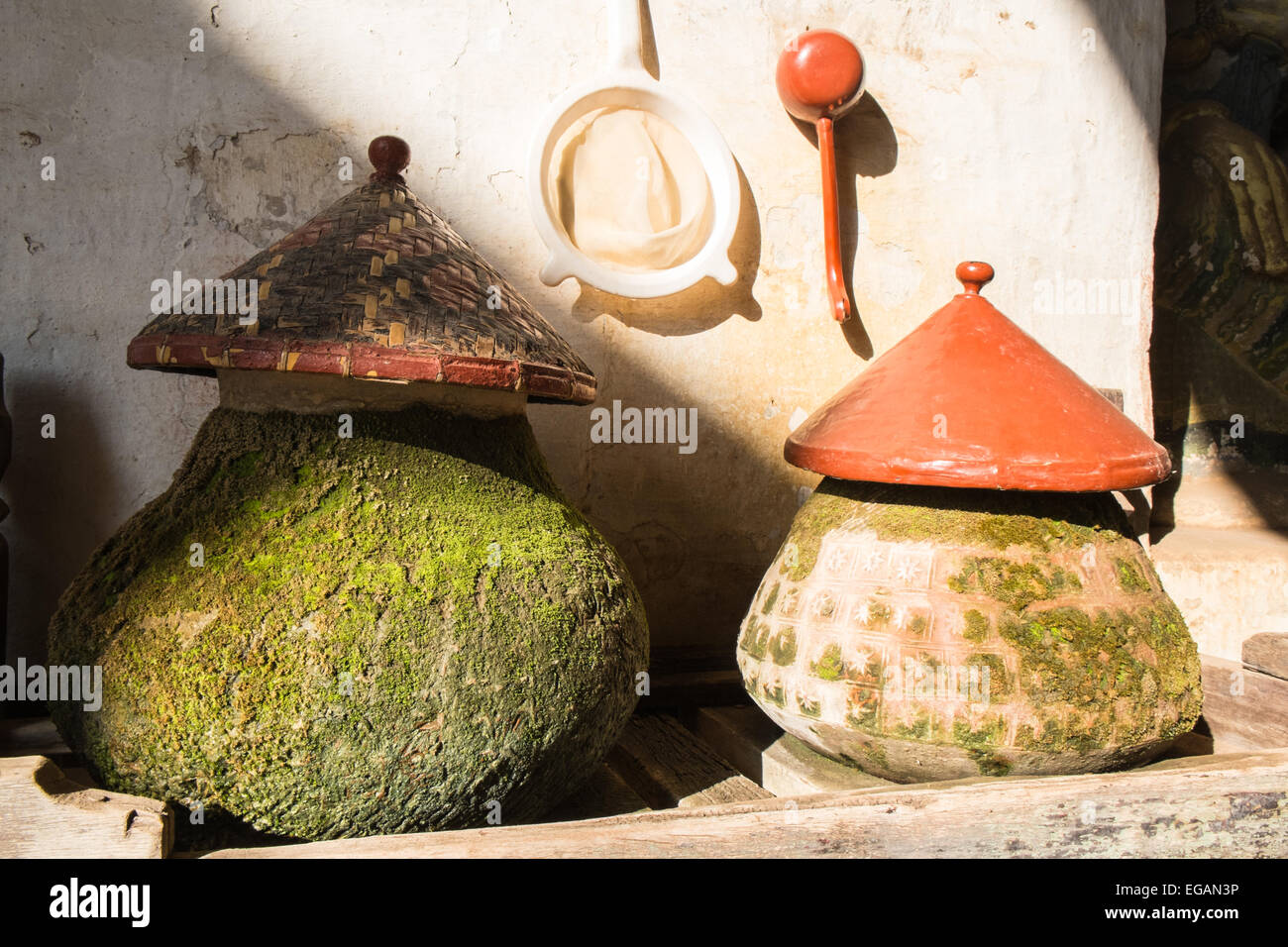 Coperte di muschio terraglie di argilla acqua recipienti di acqua  utilizzata per le benedizioni ad Ananda tempio  buddista,Pagan,Bagan,Birmania,Myanmar Foto stock - Alamy