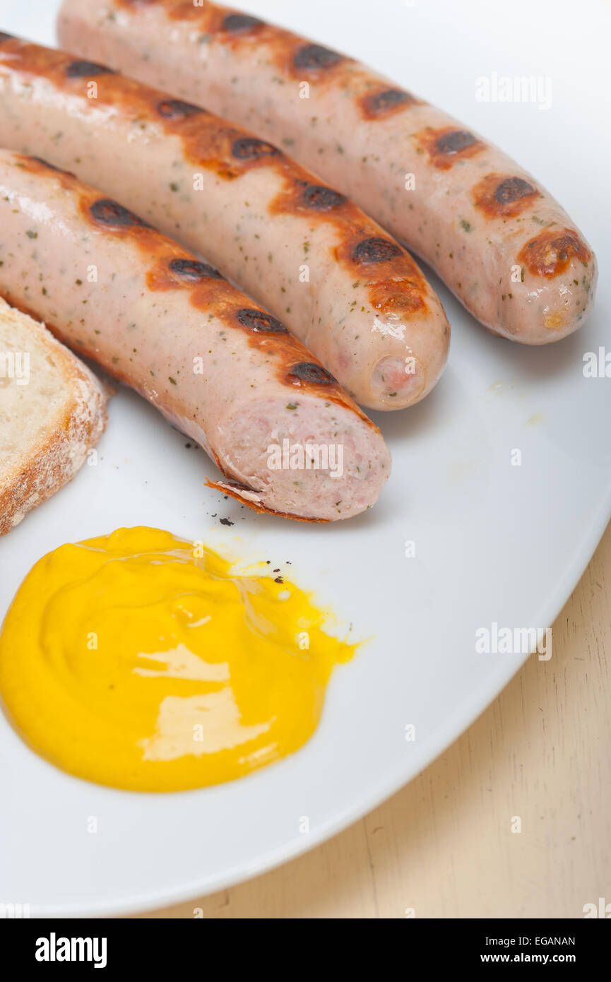 Tradizionale tedesco fresco wurstel salsicce alla griglia con senape gialla Foto Stock