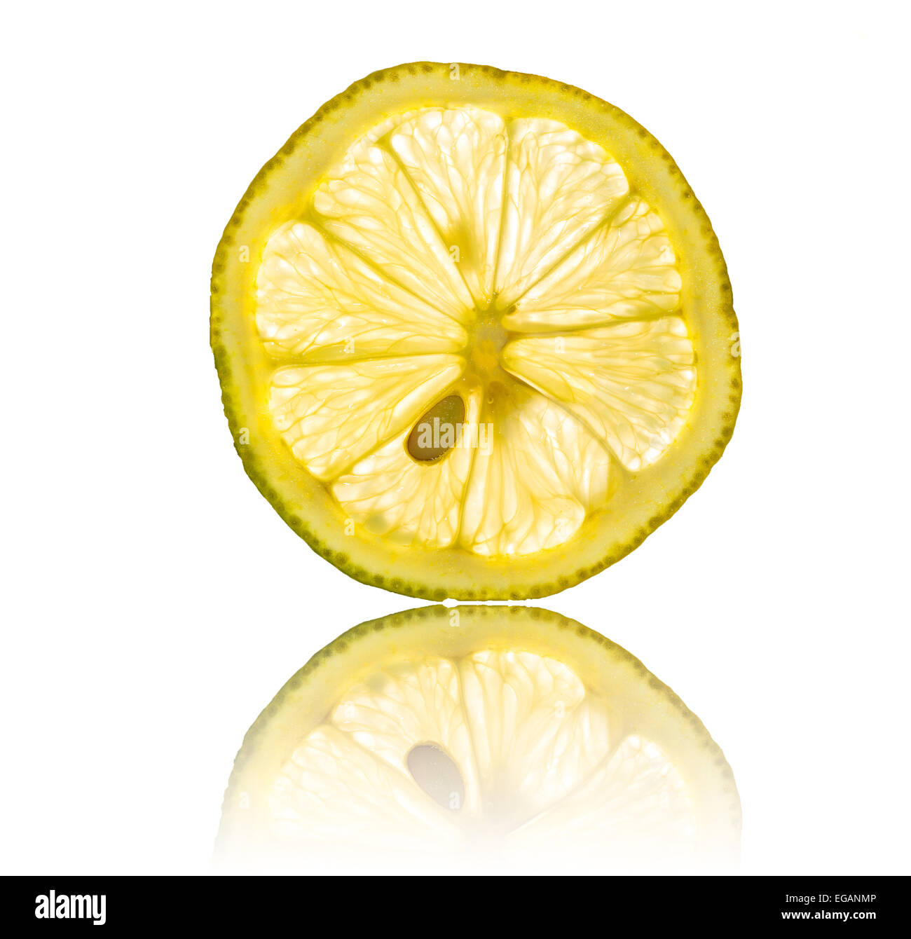 Fettina di limone e le sementi isolati su sfondo bianco retro illuminato Foto Stock