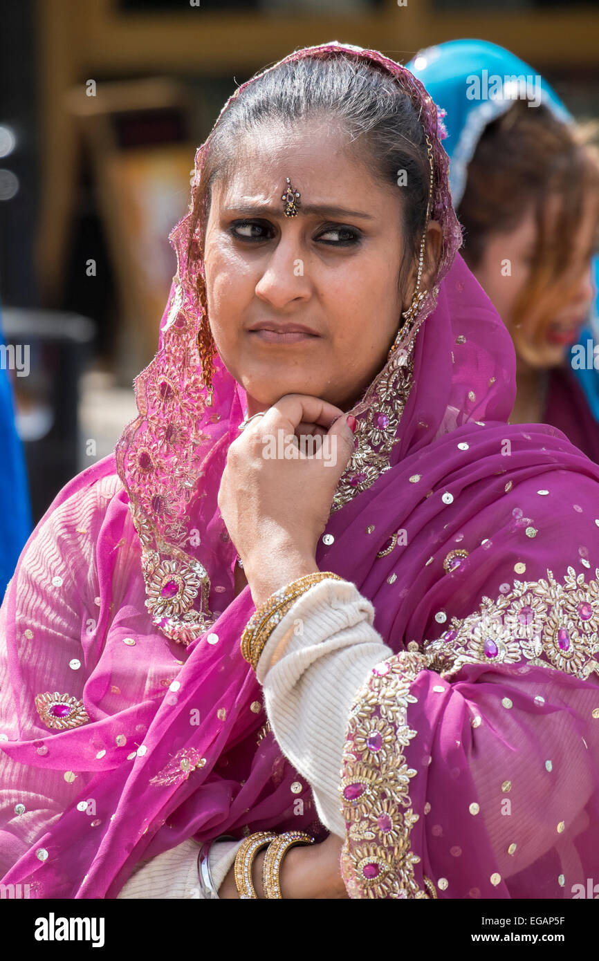 La religione sikh donne in viola Sari Foto Stock