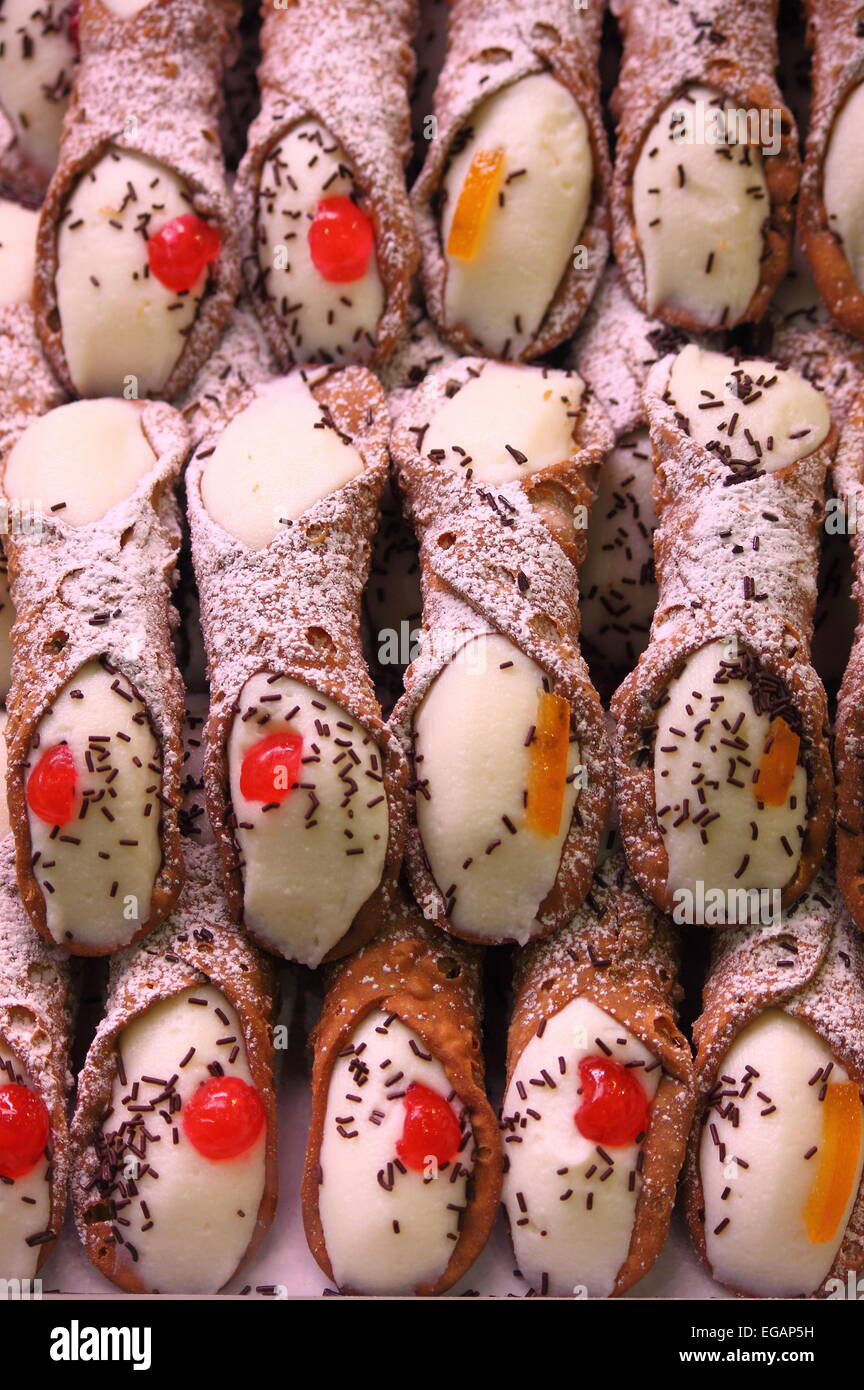 Pila di cannoli siciliani ripieni di ricotta e scaglie di cioccolato Foto Stock