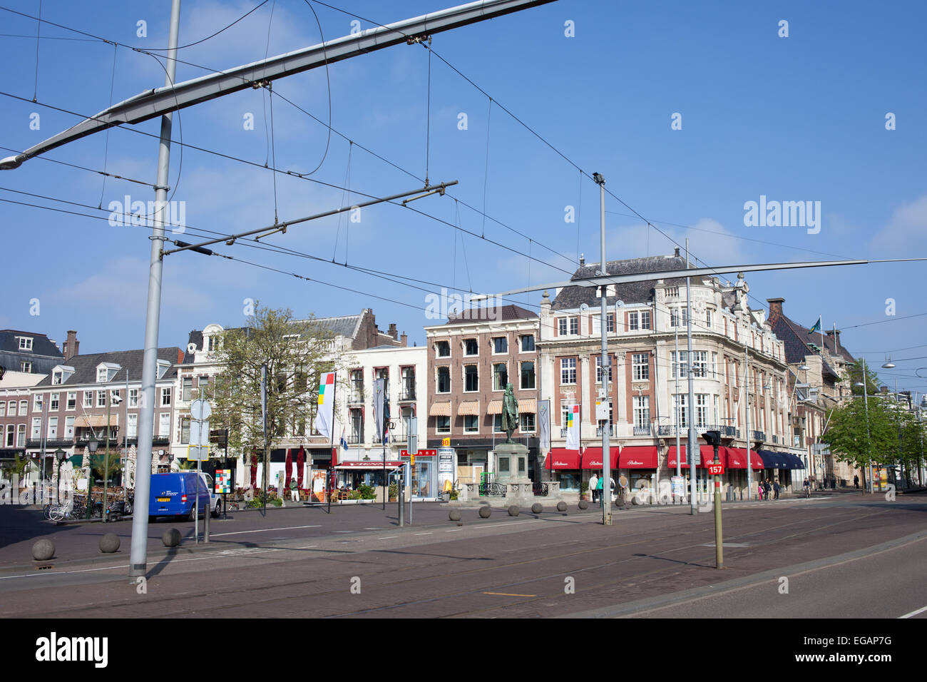 Edifici lungo la piazza (De plaats) e Buitenhof nella città di L'Aia (Den Haag), Holland, Paesi Bassi. Foto Stock