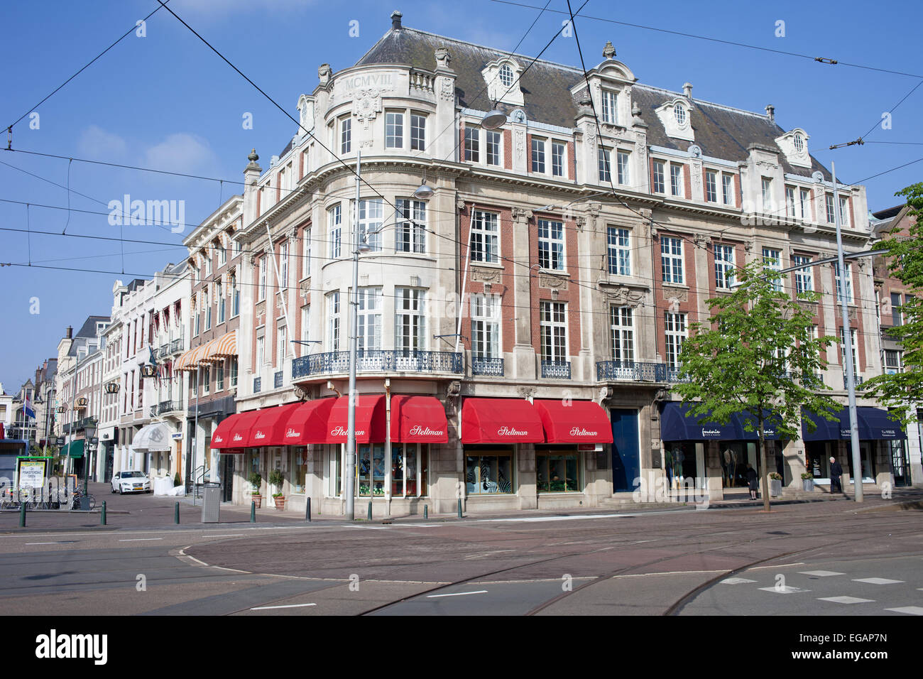 Costruire su un angolo della piazza (De plaats) e Buitenhof, città di L'Aia (Den Haag), Holland, Paesi Bassi. Foto Stock