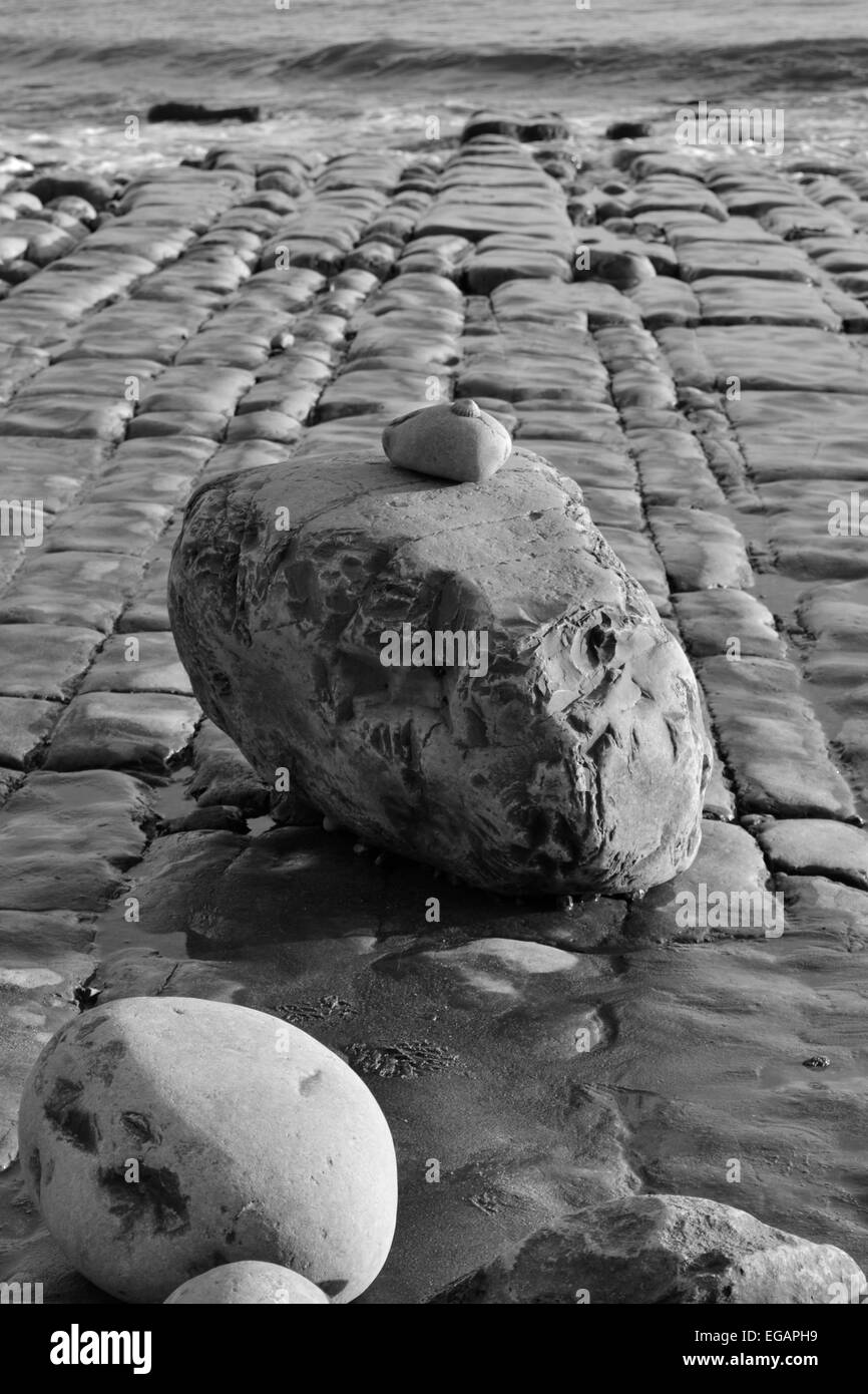 Grigio pietre impilate per mare Foto Stock