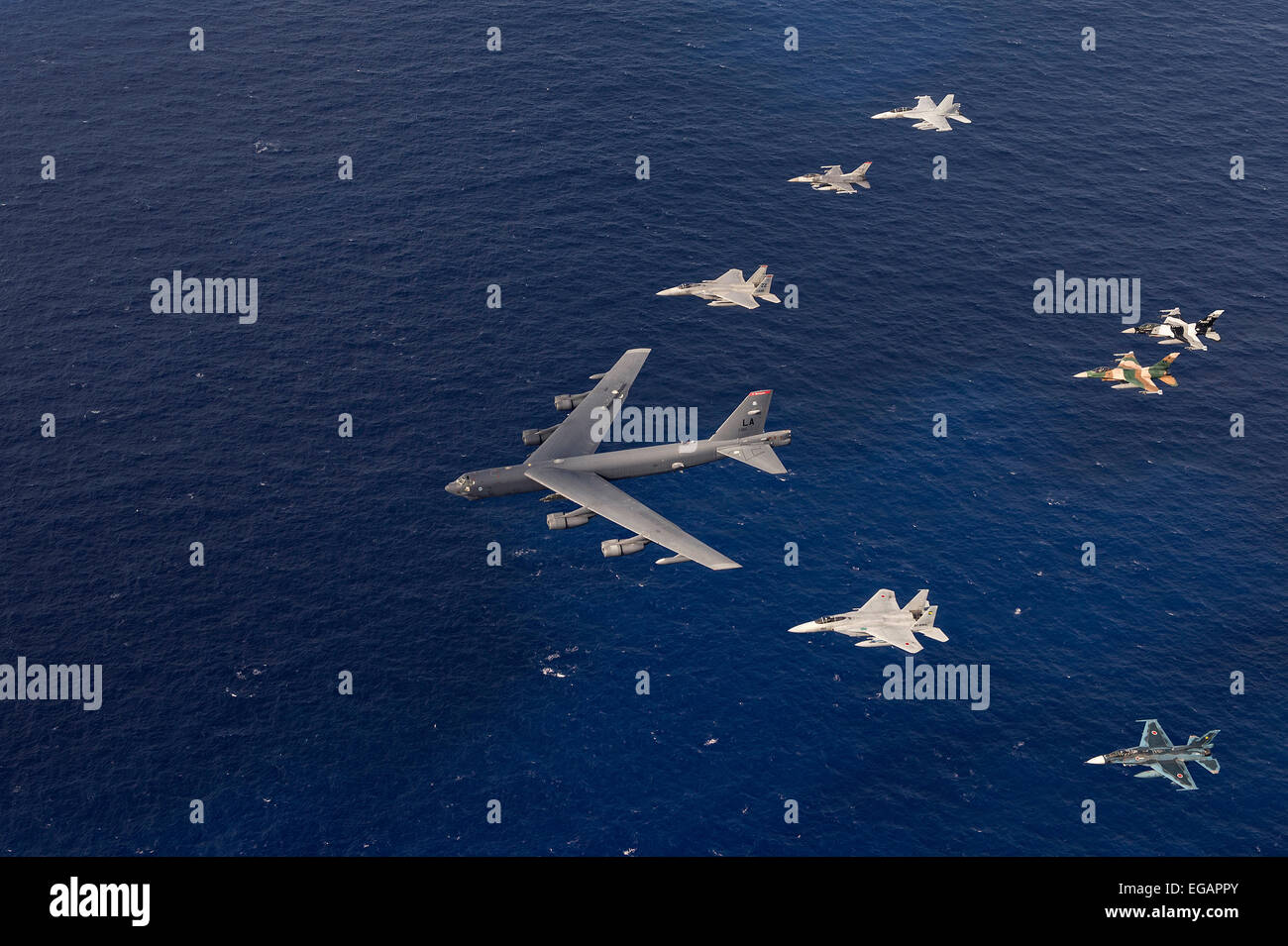 Un US Air Force bombardiere B-52 conduce una formazione del Giappone Aria forza di autodifesa e Royal Australian Air Force fighter aircraft fly durante l'esercizio a far fronte a nord, 17 febbraio 2015 al largo di Guam. Foto Stock