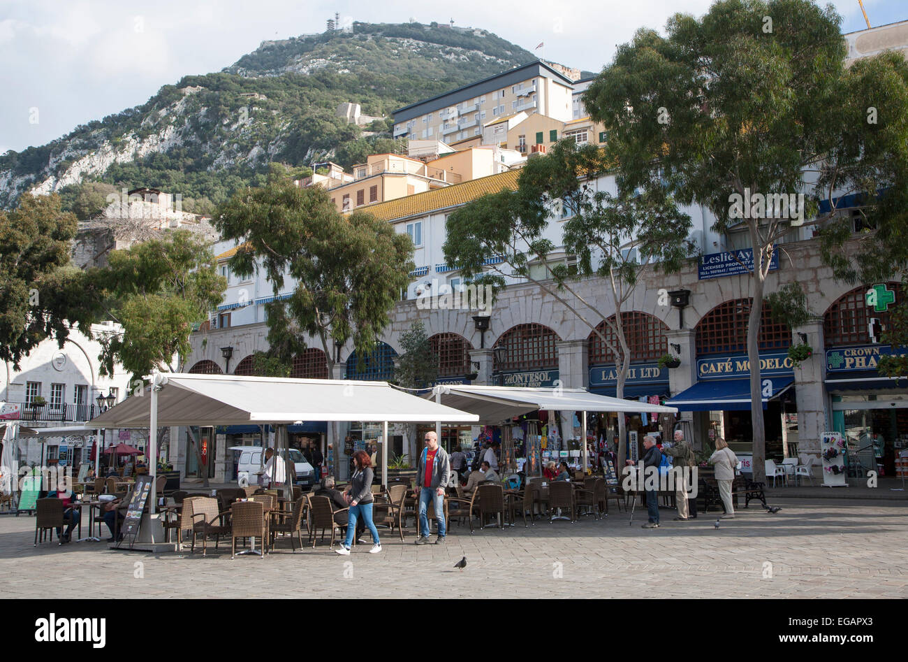 Persone e caffetterie in Grand Casemates Square, Gibraltar, Gibilterra, Territorio britannico in Europa meridionale Foto Stock