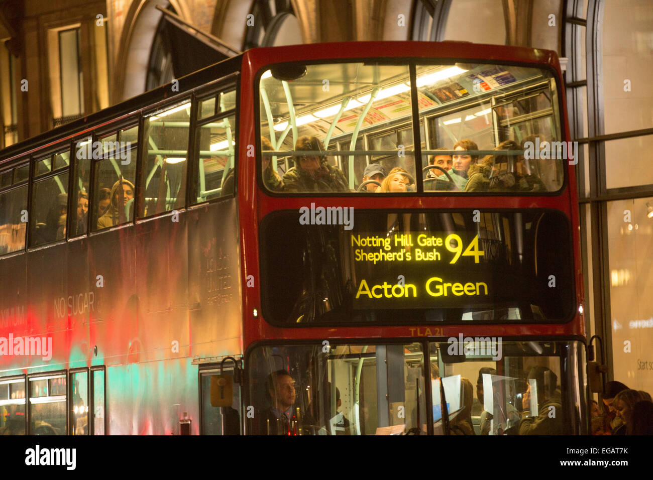 Ora di punta su Regent Street, Londra, Inghilterra su un panno di sera d'inverno Foto Stock