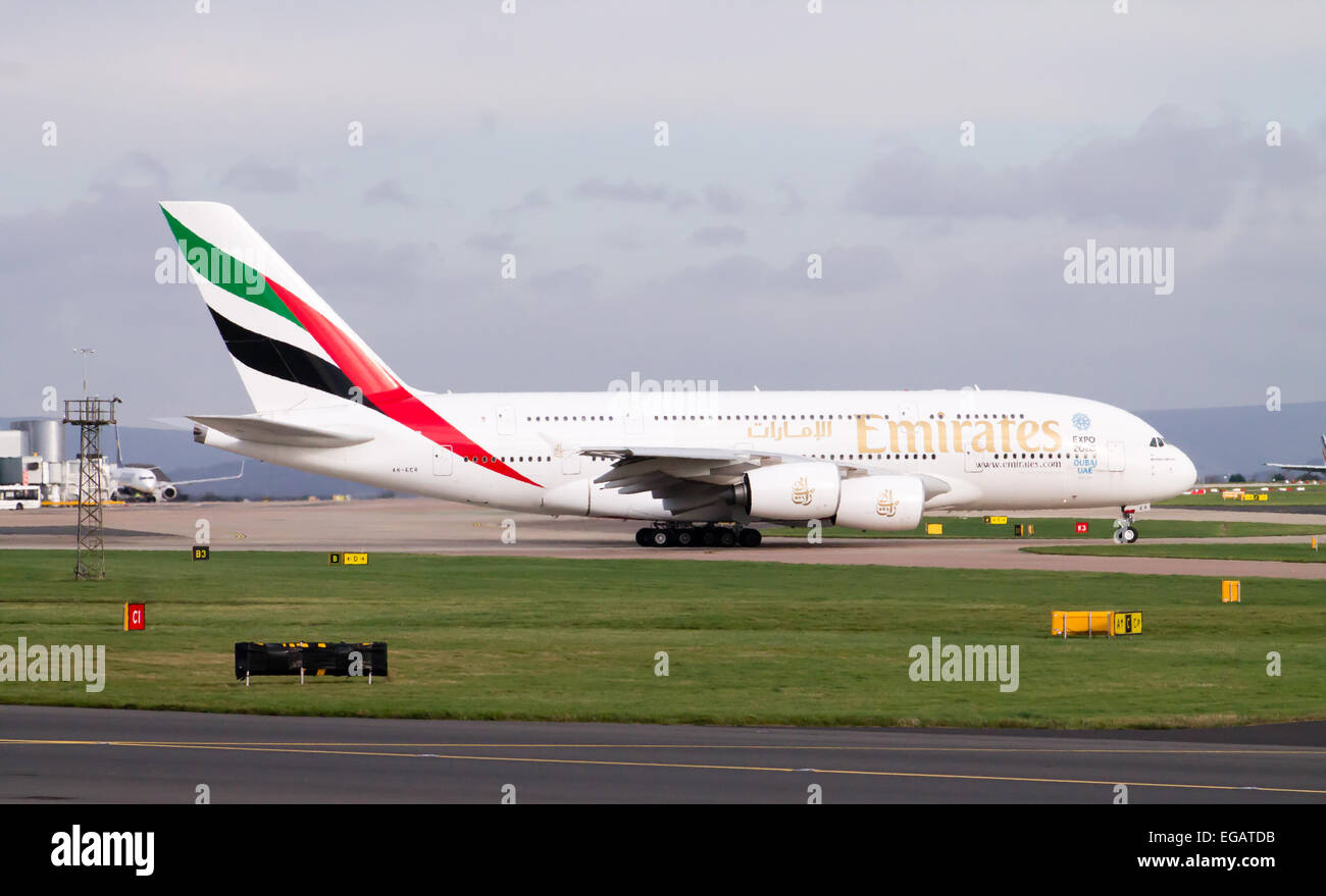 Emirates Airbus A380, il rullaggio sul Manchester Airport. Foto Stock