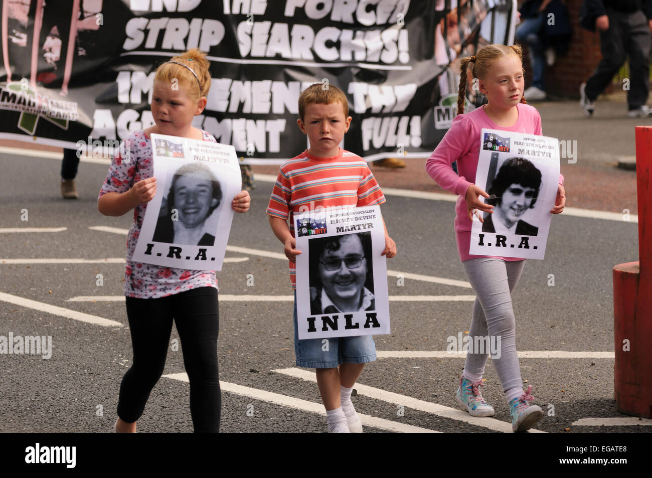 I bambini portando manifesti di 1981 repubblicano scioperanti della fame Foto Stock