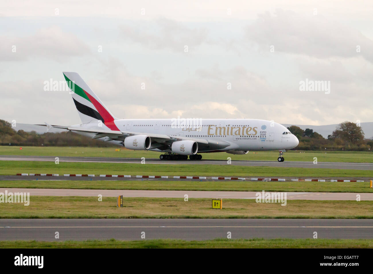 Emirates Airbus A380, il rullaggio sul Manchester Airport. Foto Stock