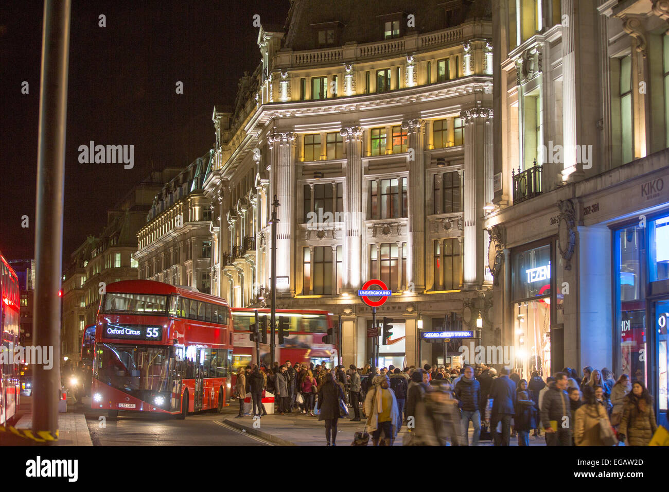 Ora di punta su Regent Street, Londra, Inghilterra su un panno di sera d'inverno Foto Stock