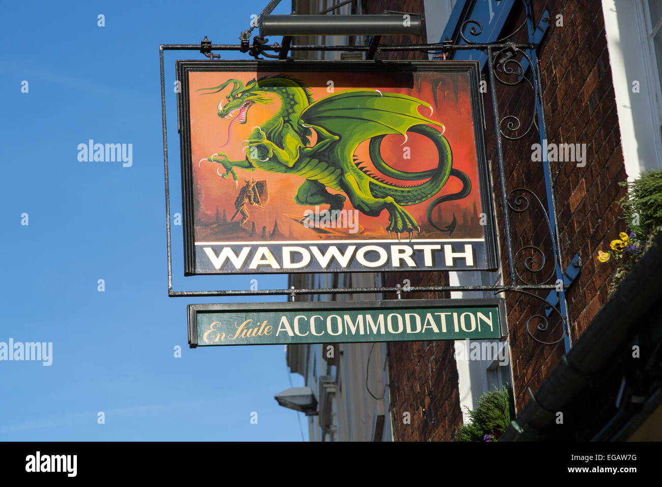 Green Dragon segno pub birreria Wadworth, Marlborough, Wiltshire, Inghilterra, Regno Unito Foto Stock