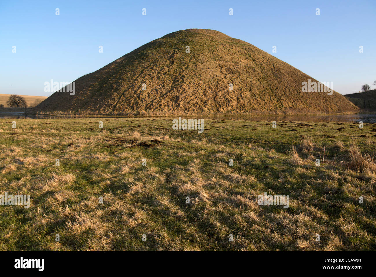 Silbury Hill tumulo, Wiltshire, Inghilterra è il più grande di epoca preistorica struttura artificiale in Europa Foto Stock