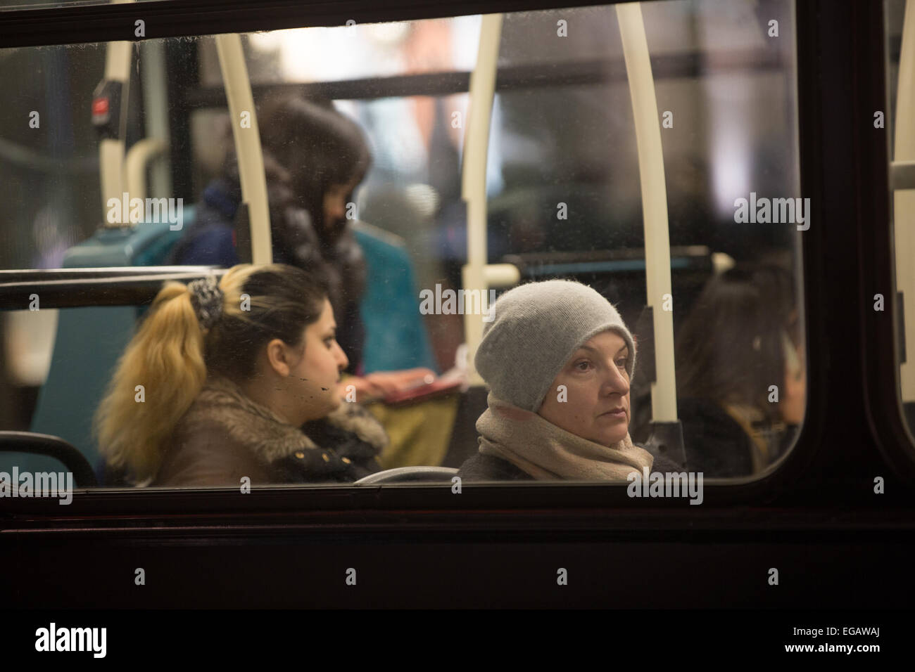 I pendolari e i turisti su un bus di Londra su Regent Street, il centro di Londra in un freddo inverno di sera. Foto Stock