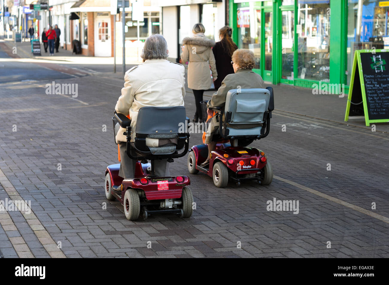 Disabilità scooter High Street in Inghilterra . Foto Stock