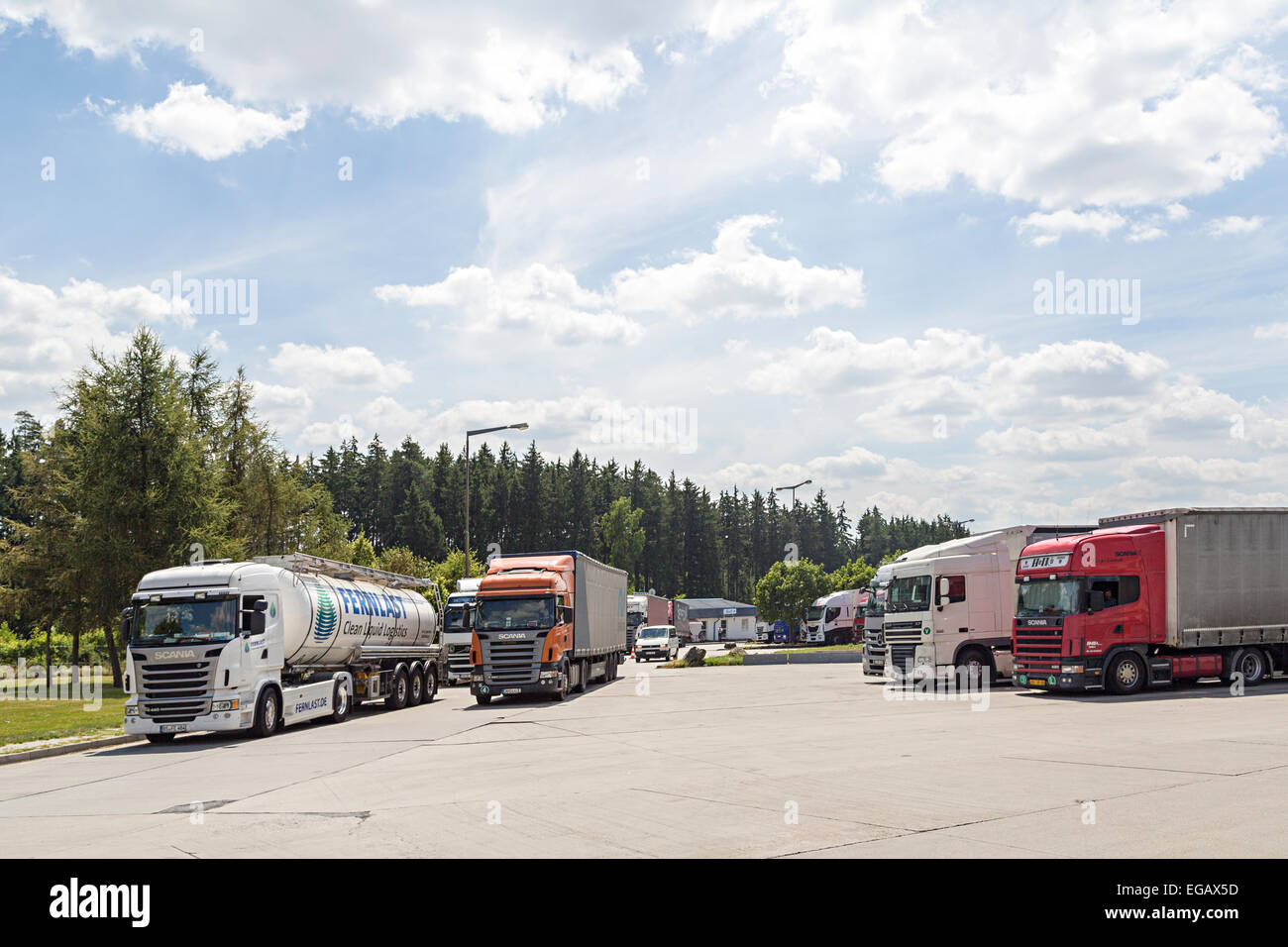 Internazionali di trasporto con camion al valico di frontiera di Waidhaus dalla Germania alla Repubblica ceca Foto Stock
