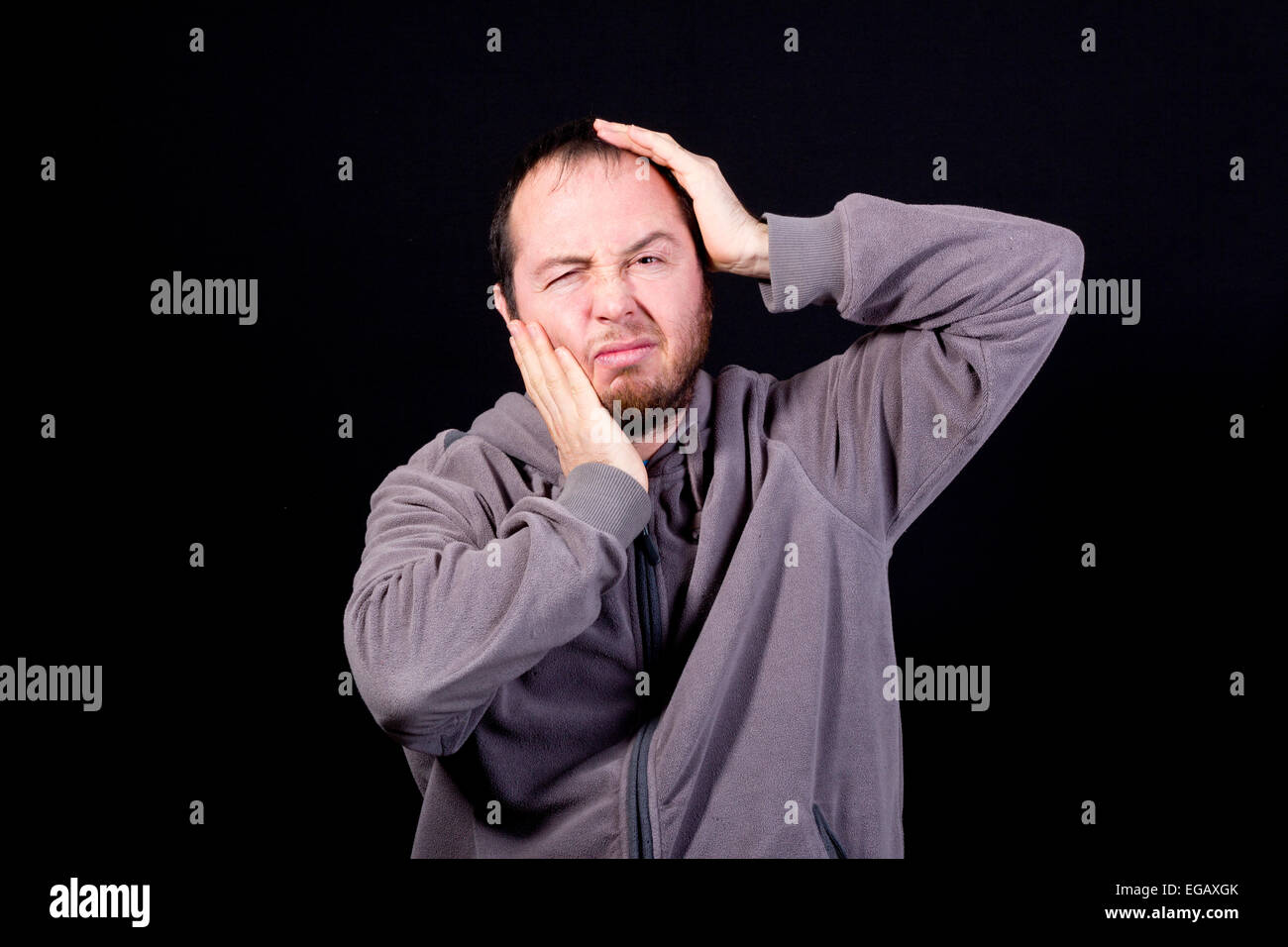 Uomo con il mal di denti isolati su nero Foto Stock