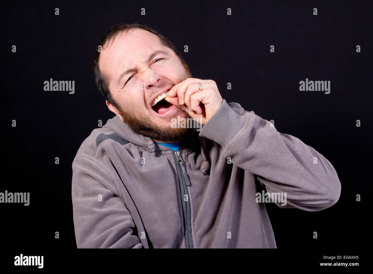 Uomo con il mal di denti isolati su nero Foto Stock