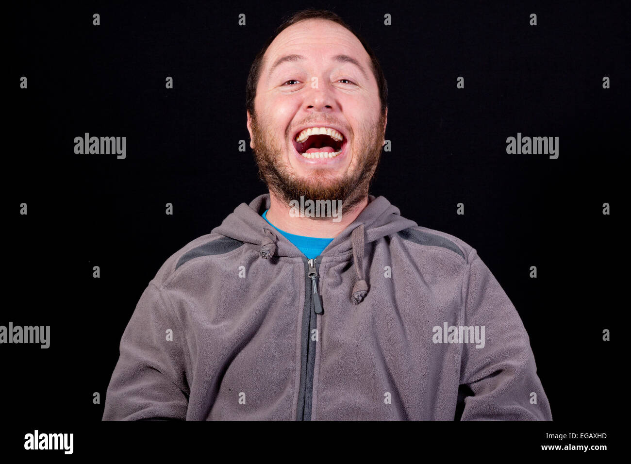 L'uomo ride molto isolato su nero Foto Stock