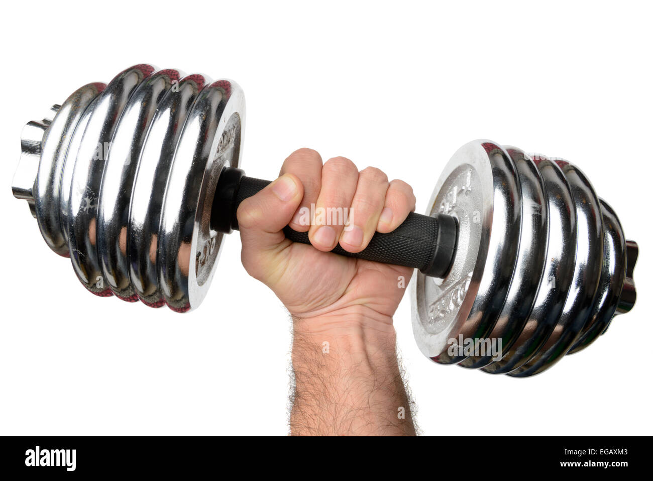 Man mano che tiene pesanti dumbell cromato Foto Stock