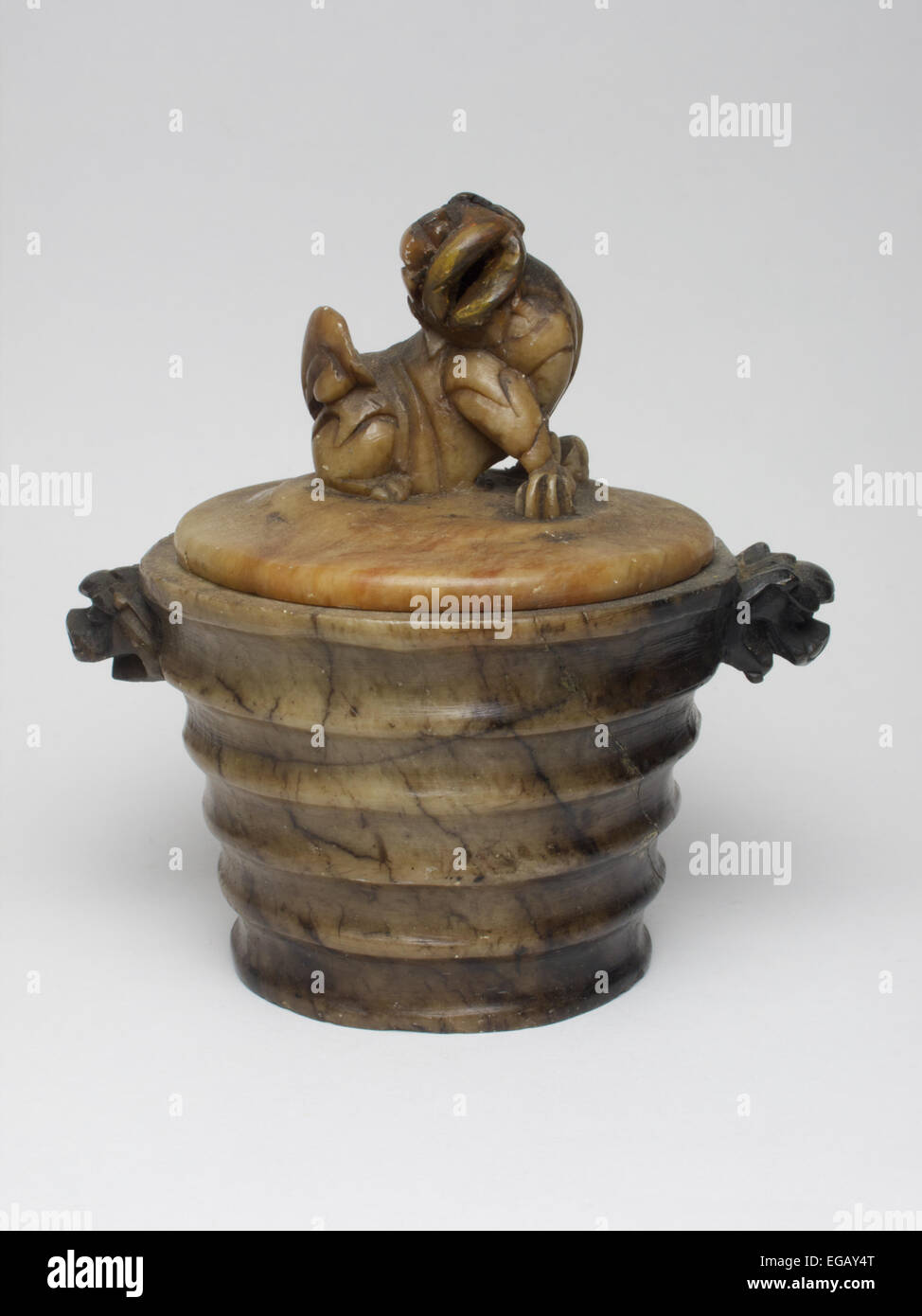 Antique 19thc. firmato il cinese in pietra ollare pentola e coperchio con lion buddista Terminale per tenda. Foto Stock