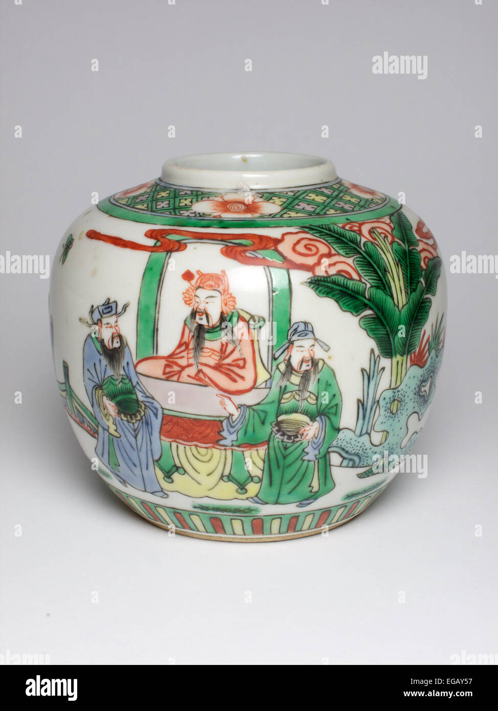 Antique /cinese vintage famille verte vaso di porcellana dipinta con figure all'interno di un giardino Foto Stock