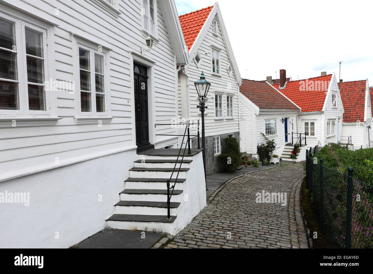 Legno bianco edifici della Città Vecchia (Gamle Stavanger), Stavanger città, Fiordi Occidentali, Norvegia, Scandinavia, Europa Foto Stock