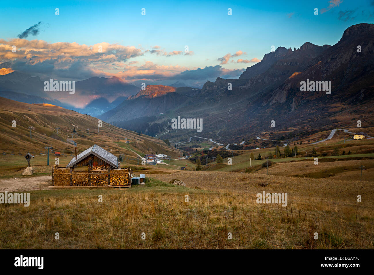 Rifugio alpino nelle alpi, Dolomiti, Passo Pordoi, Italia Foto Stock