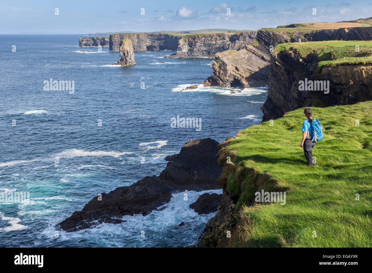 Escursionista femmina sul loop della sezione di testa della costa, County Clare, Irlanda Foto Stock