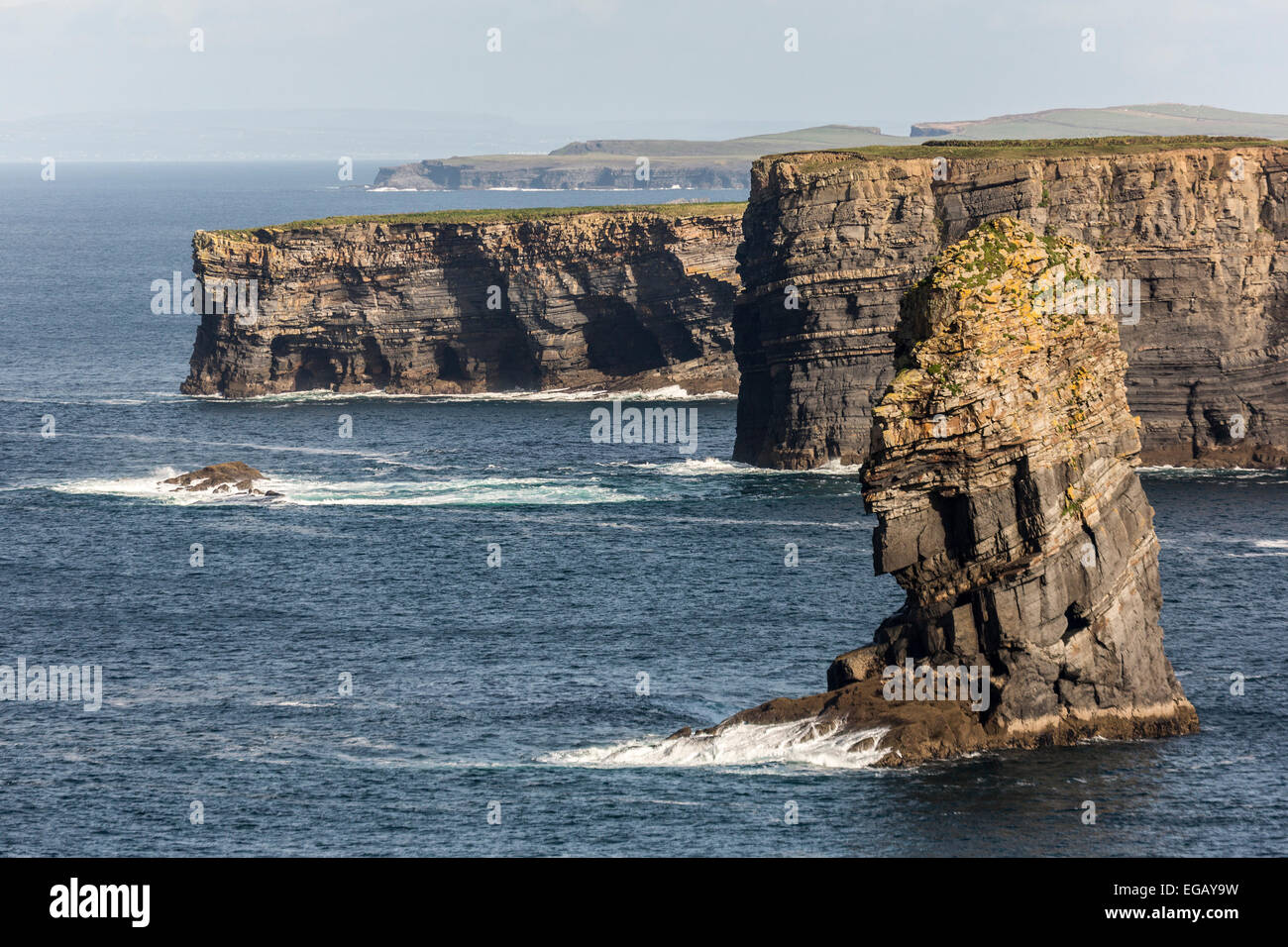 Stack del mare sulle zone costiere scenic loop di testa, Co. Clare, costa ovest dell Irlanda Foto Stock