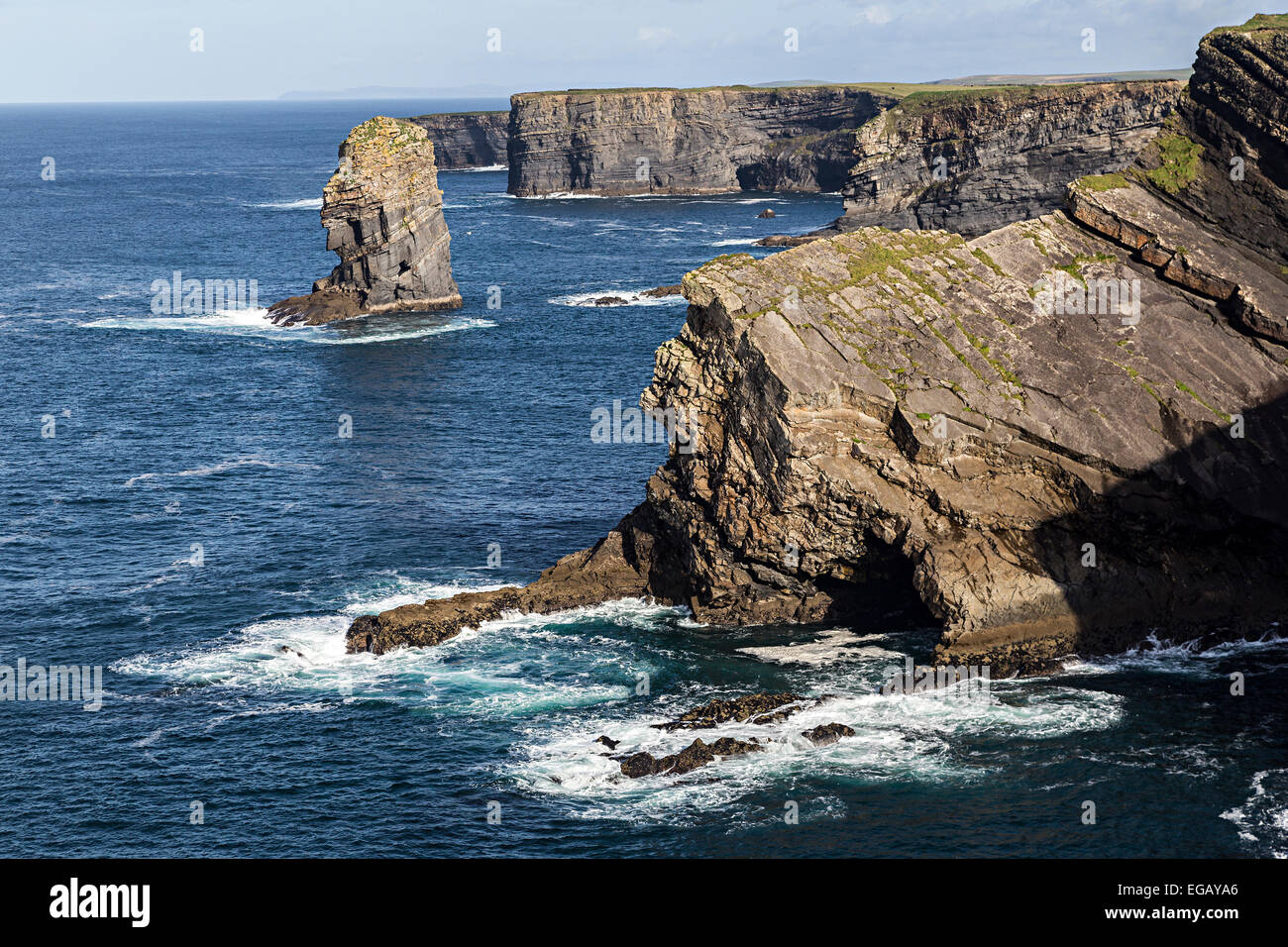 Stack del mare sulle zone costiere scenic loop di testa, Co. Clare, costa ovest dell Irlanda Foto Stock