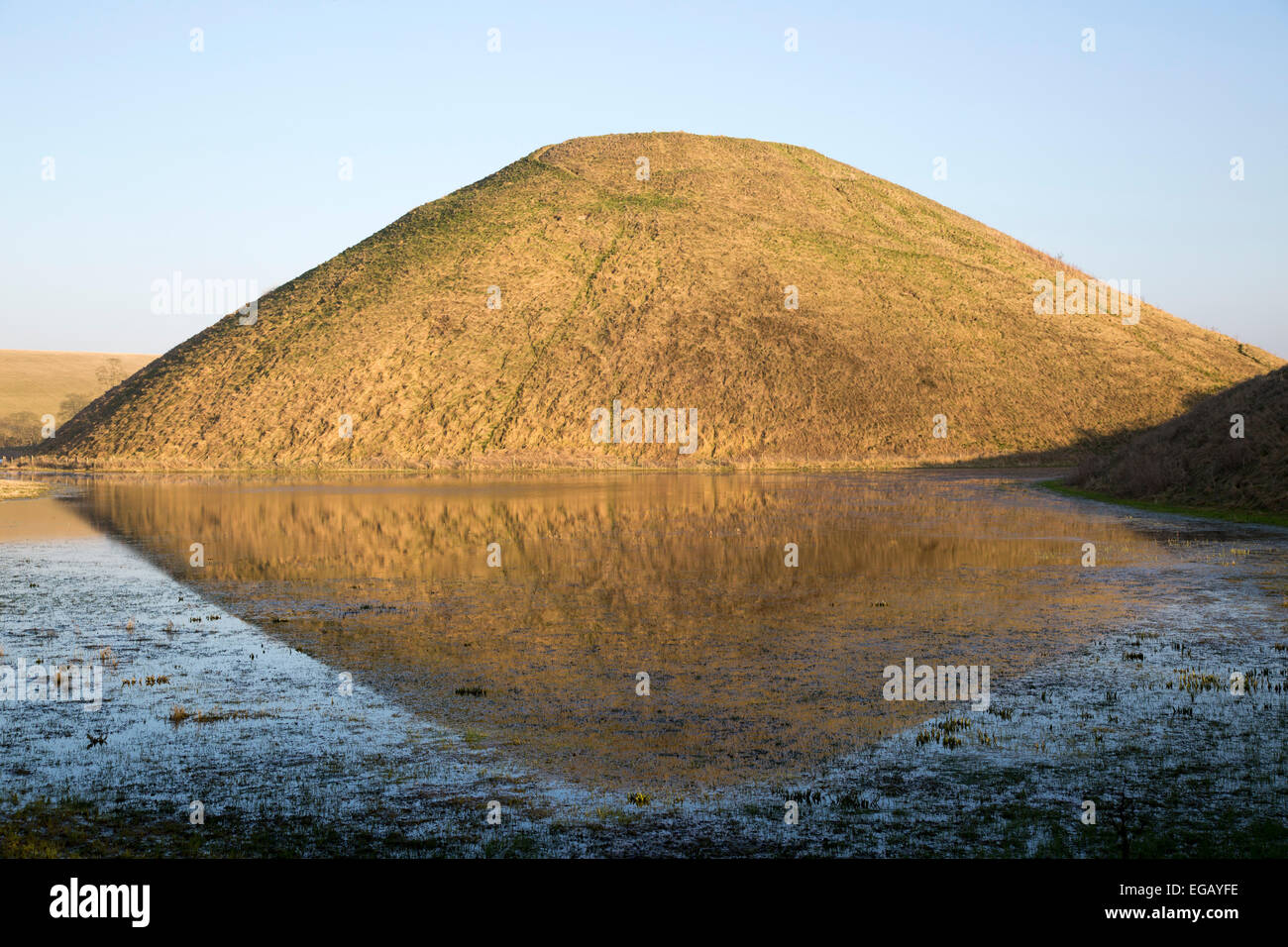 Silbury Hill tumulo, Wiltshire, Inghilterra è il più grande di epoca preistorica struttura artificiale in Europa Foto Stock