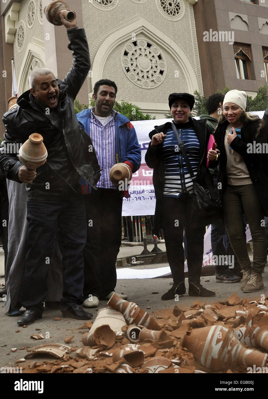 Il Cairo, Egitto. Il 21 febbraio, 2015. Gli egiziani prendere parte durante una manifestazione di protesta di fronte all'Ambasciata del Qatar durante una dimostrazione in Cairo, Egitto, 21 febbraio 2015. Diverse persone hanno protestato fuori del Qatar ambasciata, dopo il Qatar ha ricevuto il sostegno di un paio di giorni in precedenza da altri arabi del Golfo monarchie dopo aver tirato il suo ambasciatore dall Egitto, un segno di mutevoli alleanze diplomatiche in tutto il mondo arabo. Il Qatar news agency ha annunciato il paese stava tirando il suo ambasciatore in Egitto. L'Egitto non ha alcun ambasciatore in Qatar. Il Qatar aveva sostenuto in Egitto la Fratellanza Musulmana di governo che si è abbattuto nel 2013 da Foto Stock