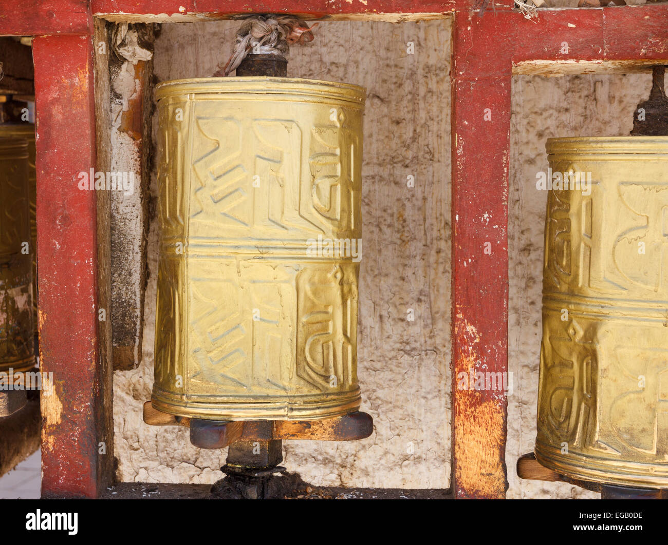 Color oro preghiera buddista ruota nel centro della città di Lhasa, in Tibet Foto Stock